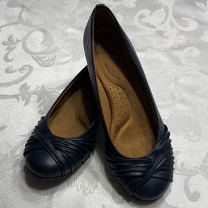 Natural Soul by Naturalizer Navy blue slip on flats. Size 8M